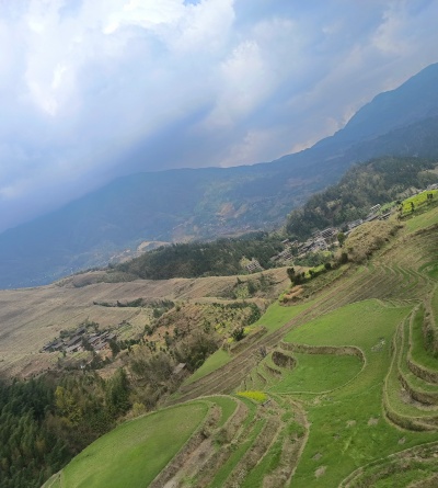 陽臺出現可見裂縫或者輕微下沉時中度加固需要針對性補強